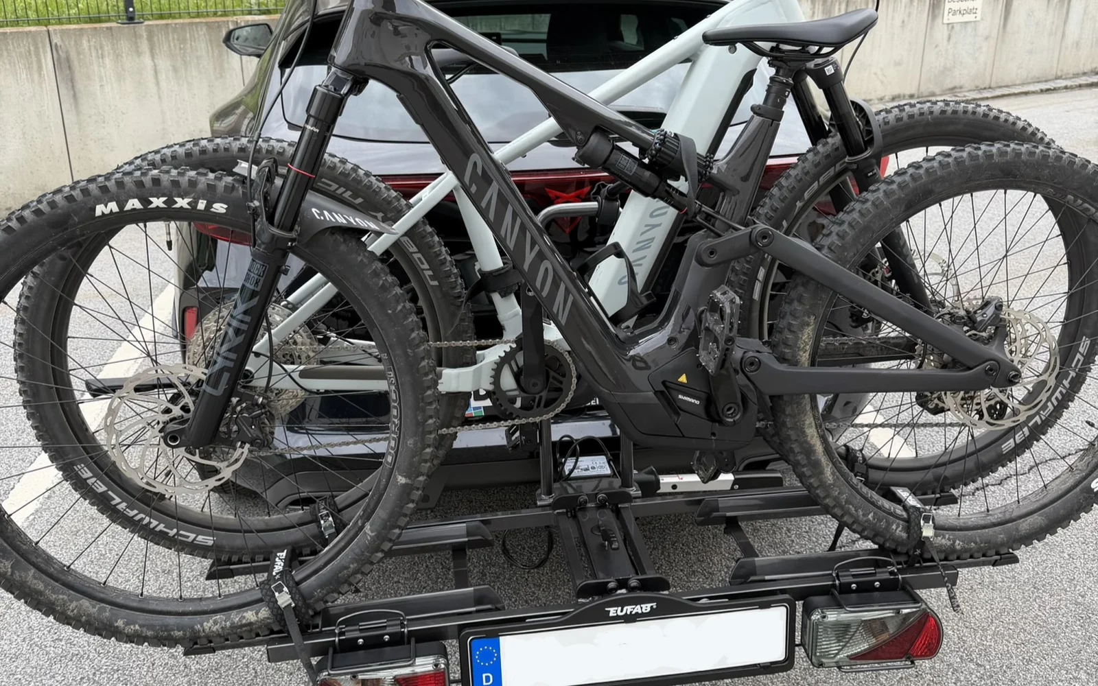Zwei E-MTBs auf einem Eufab Poker-F Kupplungsträger mit Textil-Spanngurten