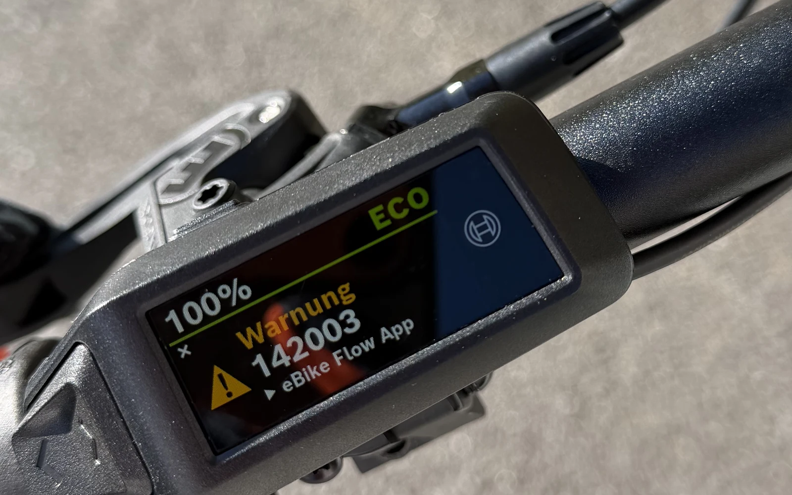 Bosch eBike-Display zeigt Warnung 142003 mit Hinweis auf die eBike Flow App