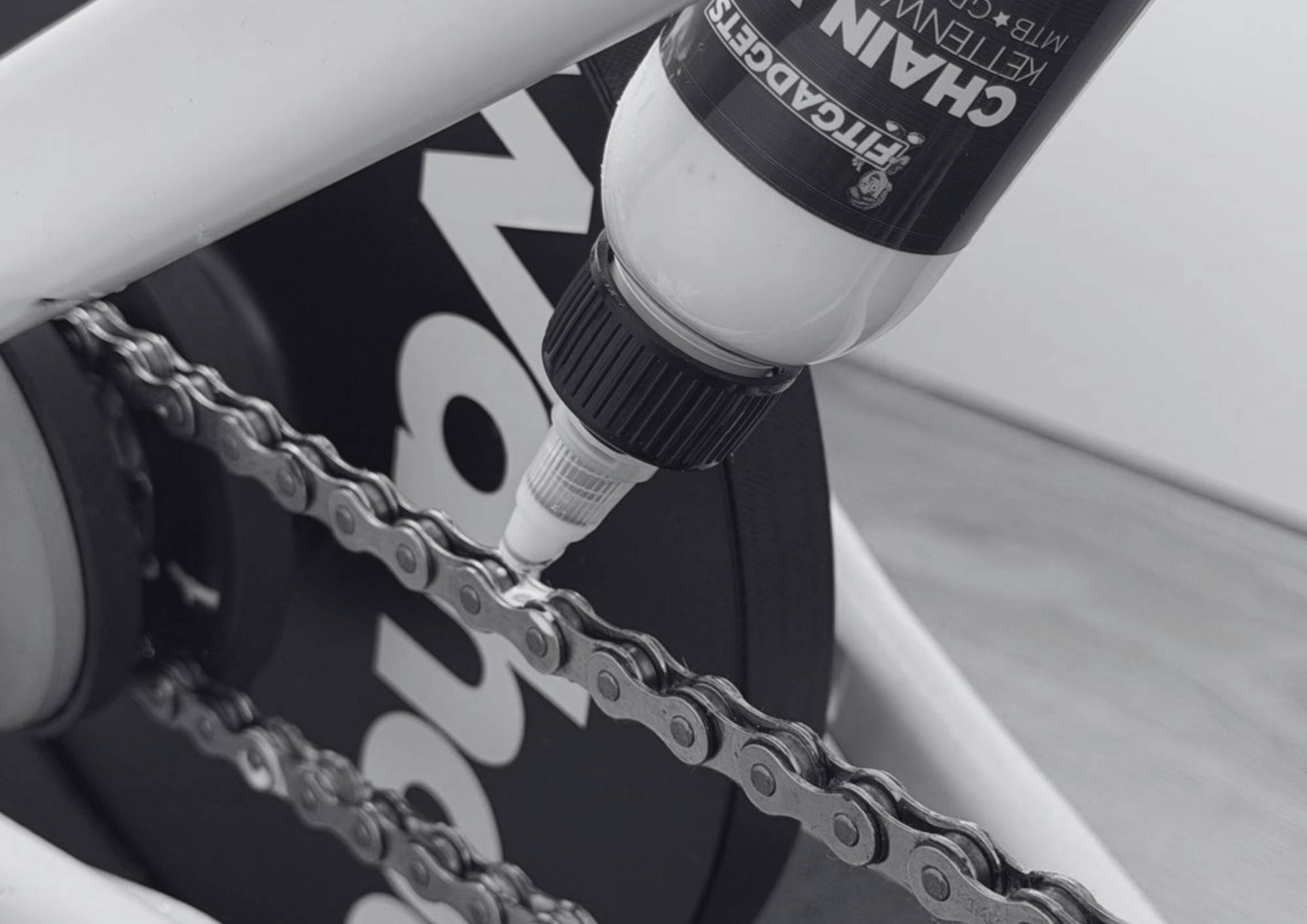 Fitgadgets Tropfwachs läuft auf die Kette des Zwift Ride Indoor-Bikes